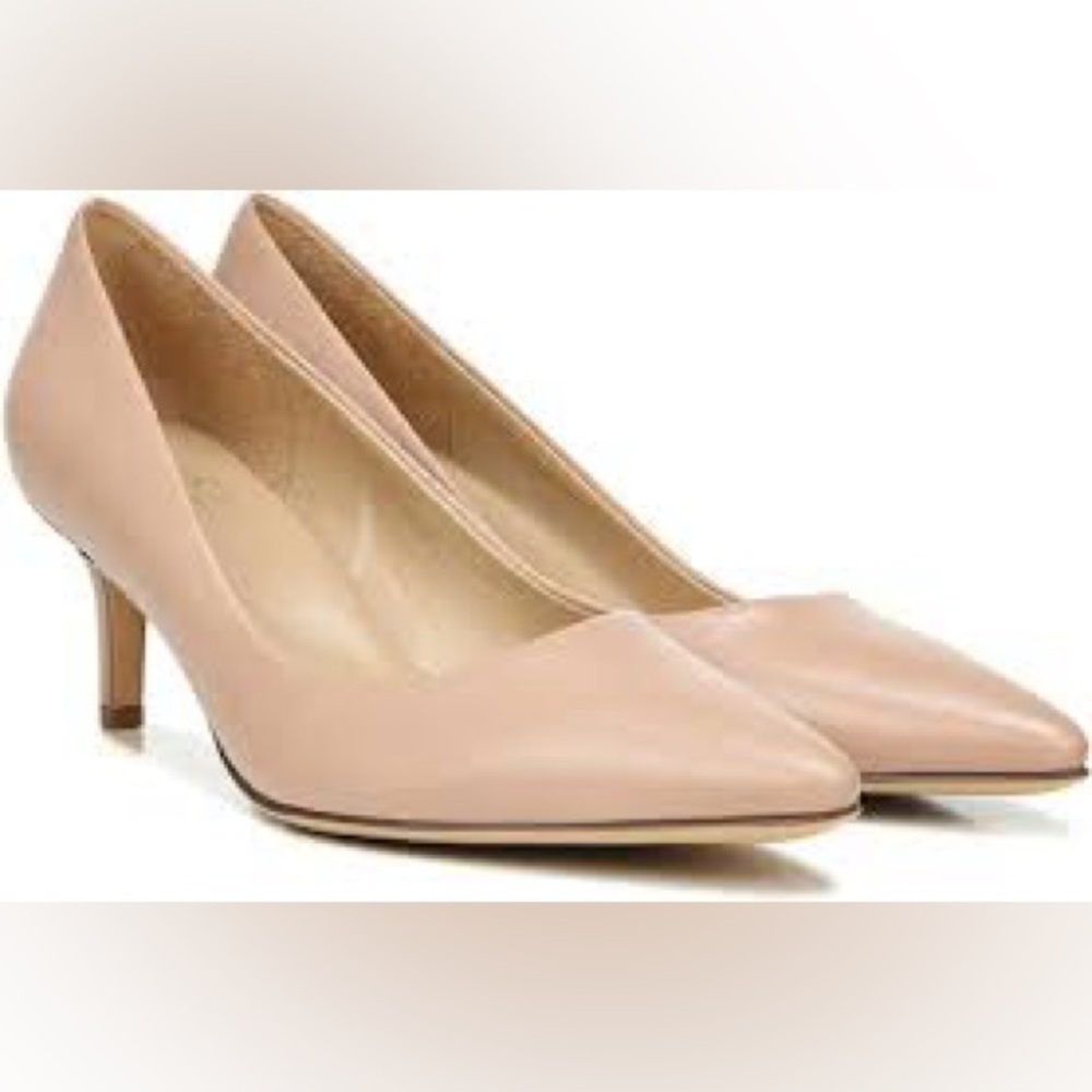 Classic Naturalizer 8M Everly Pumps